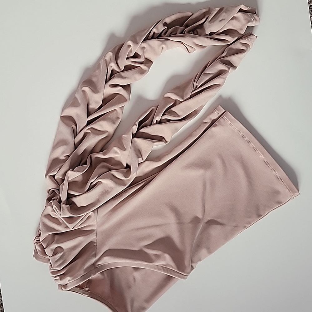 Guess Rouched On Shoulder Top - Picture 4 of 4